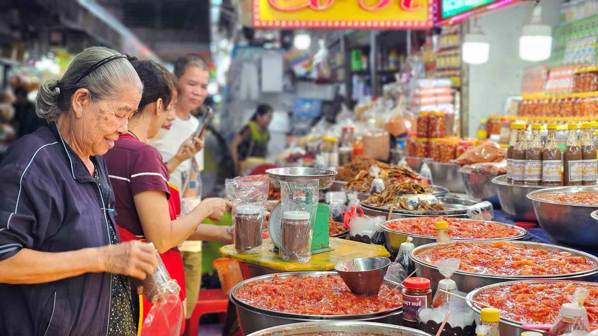 Chợ Đông Ba có kiến trúc ba lầu vuông vức với hơn 2.700 lô hàng, khoảng 1.800 hộ kinh doanh được phân bổ tại 6 khu vực và có hơn 3.000 tiểu thương lao động.