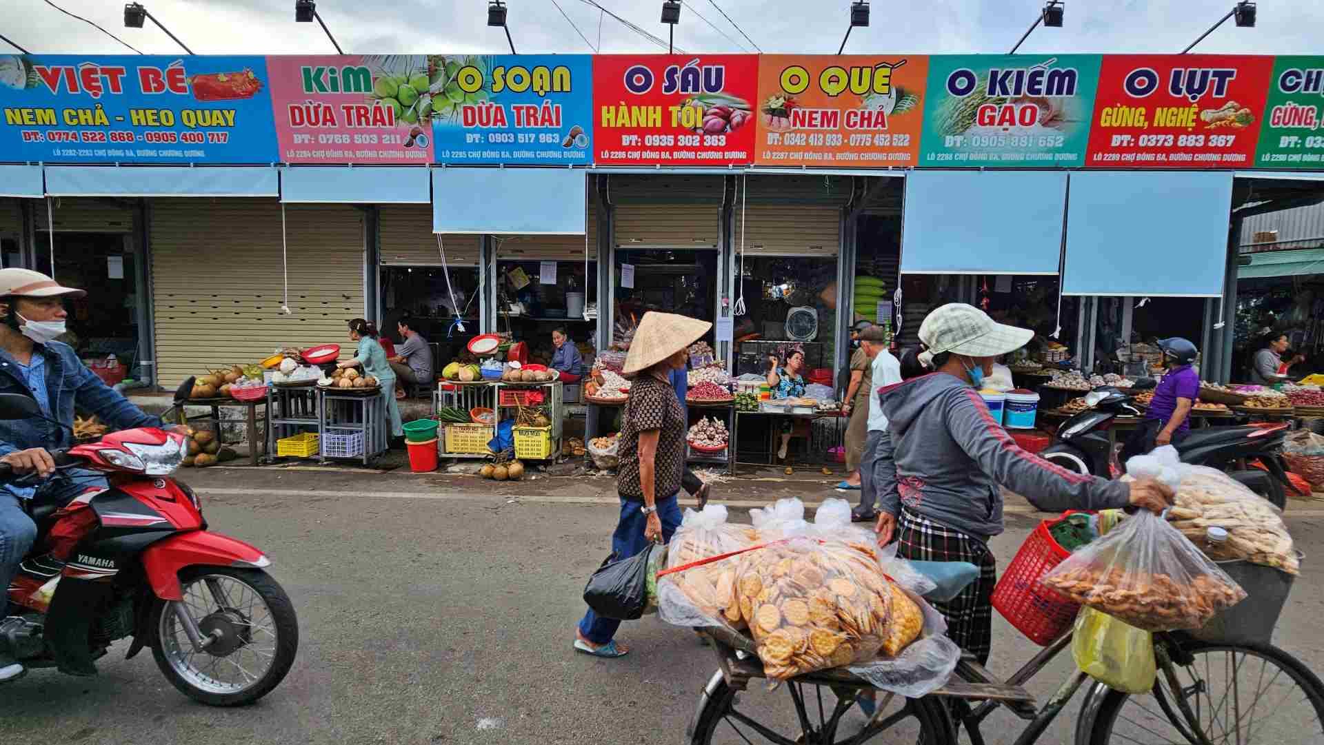 Đến năm 1887, vua Đồng Khánh cho xây dựng lại chợ và lấy tên là Đông Ba. Năm 1899, vua Thành Thái cho dời chợ Đông Ba về vị trí như hiện nay và tồn tại, phát triển đến tận bây giờ.