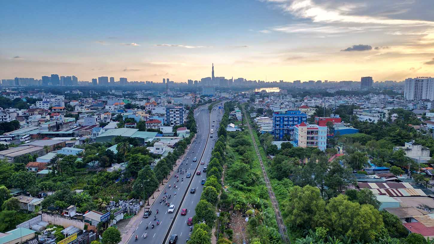 Trong ảnh là khu vực nút giao Phạm Văn Đồng và Vành đai 2. Khi hoàn thành, Vành đai 2 sẽ là đường quan trọng của TPHCM để kết nối các khu công nghiệp, đô thị và các tuyến đường trục xuyên tâm nhằm giảm tải cho khu vực nội đô. Ảnh: Hữu Chánh