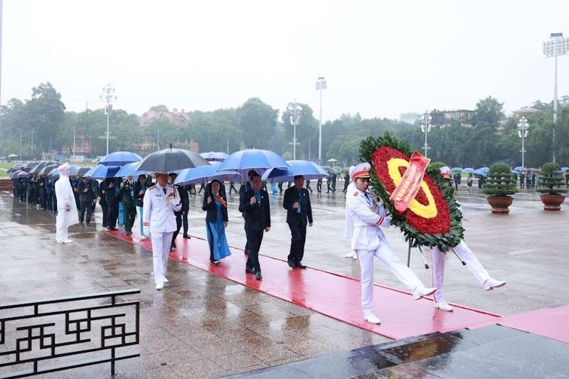 Đoàn đại biểu vào Lăng viếng Chủ tịch Hồ Chí Minh.