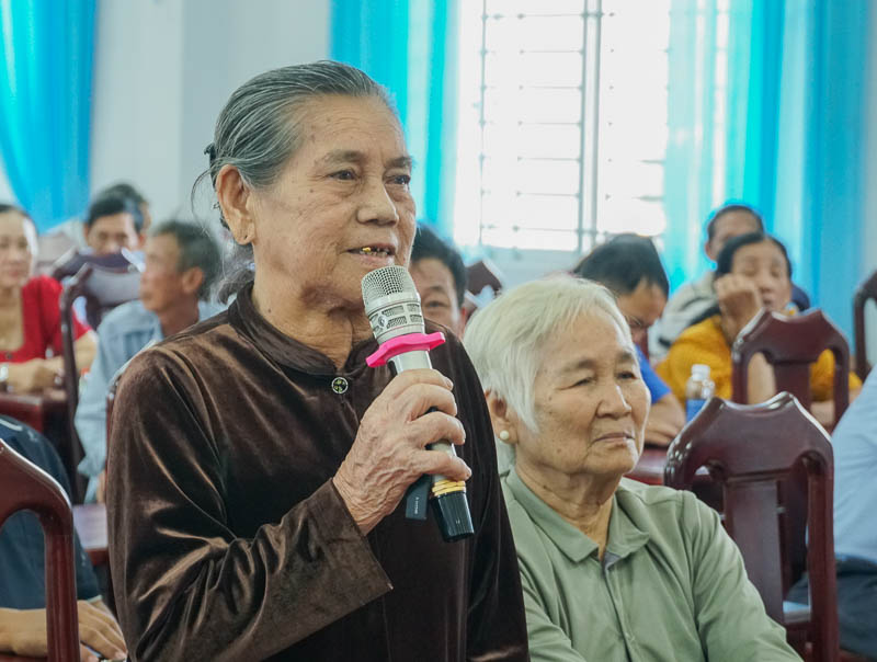 Cử tri TX. Long Mỹ (Hậu Giang) ý kiến về chế độ cho gia đình chính sách, thương binh, liệt sĩ. Ảnh: Phương Anh