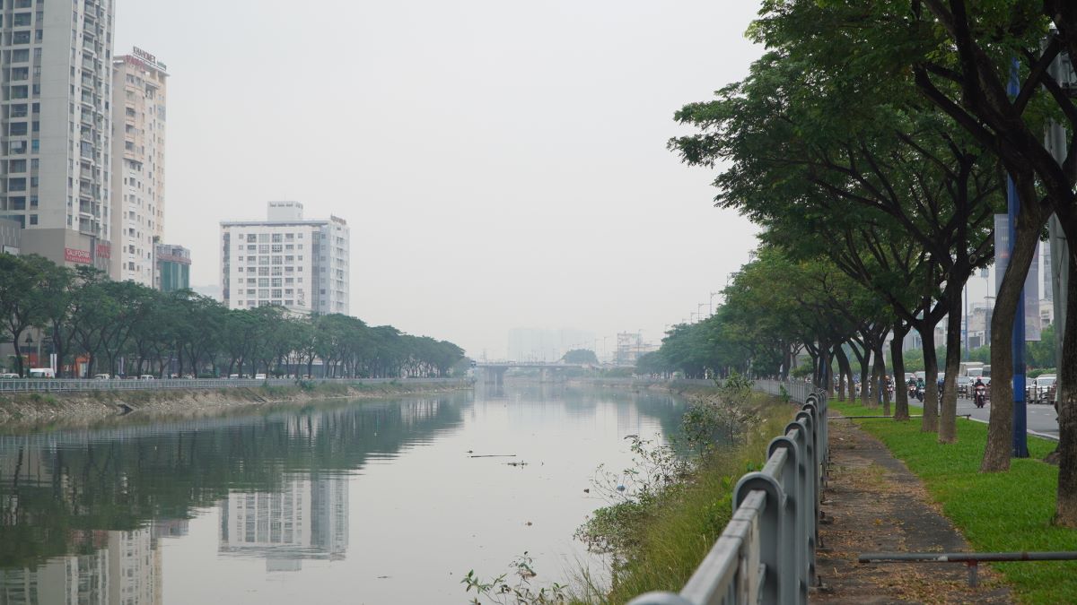 Theo chuyên trang đo lường không khí AQI, chất lượng không khí trong ngày ở TPHCM ở mức không lành mạnh, khuyến cáo người dân tránh tập thể dục ngoài trời, đóng cửa sổ để tránh không khí bẩn bên ngoài, đeo mặt nạ khi ra ngoài và nên sử dụng máy lọc không khí để bảo vệ sức khỏe.