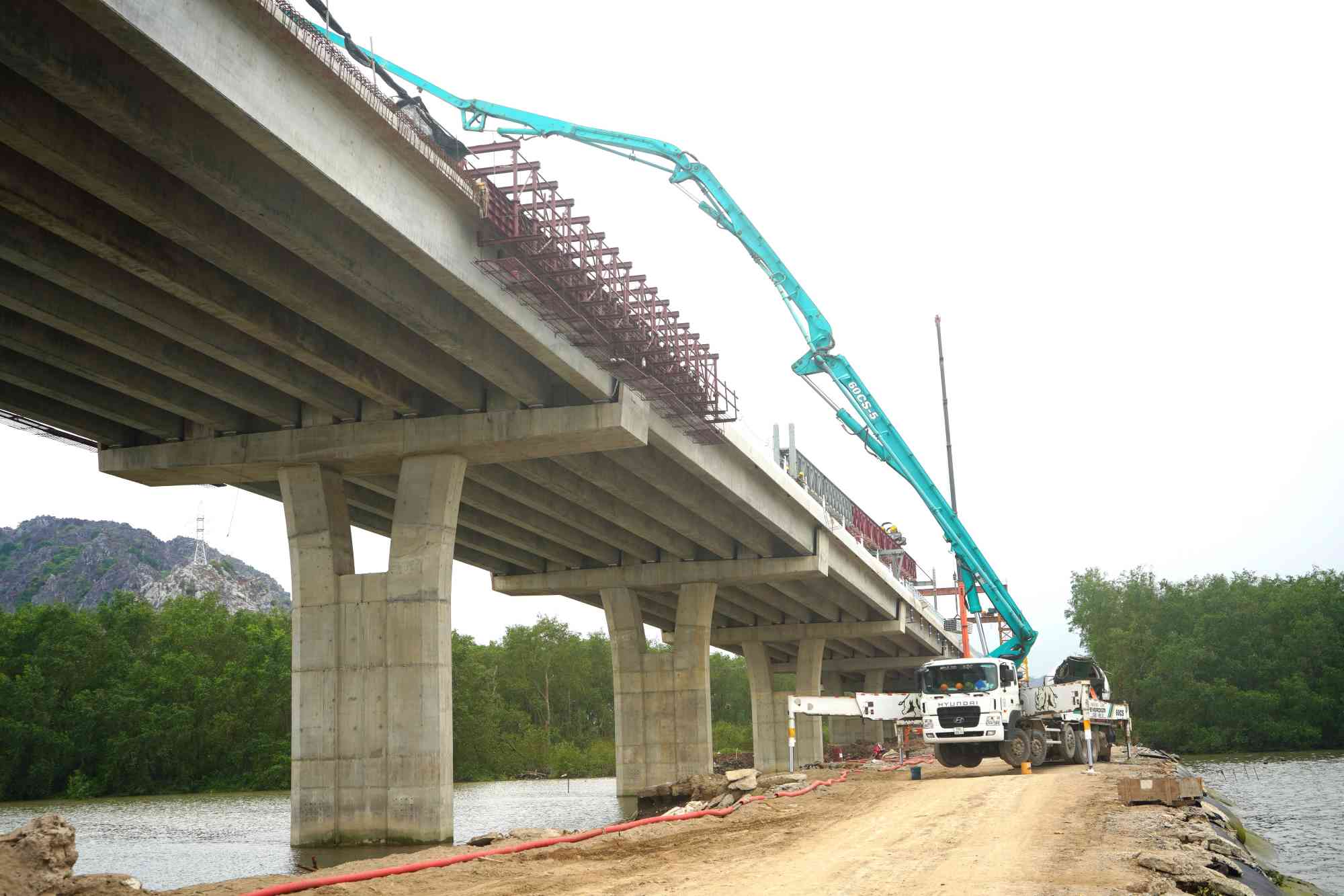 Theo ông Trần Trường Phi - Tư vấn giám sát trưởng dự án cầu Bến Rừng - cho biết, đến nay, nhà thầu đã hoàn thành 380/380 cọc khoan nhồi, 35/39 mố, trụ; đang thi công 4 trụ còn lại, dầm cầu và căng cáp dây văng.