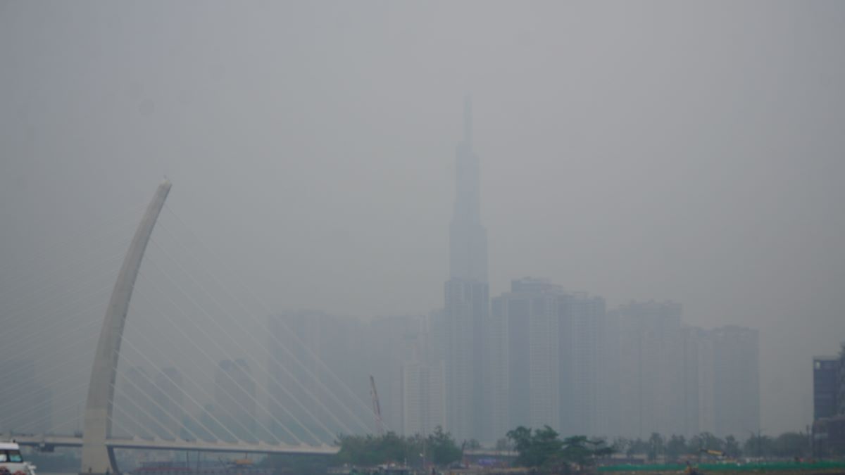 Cầu Ba Son, tòa nhà Landmark 81 nhìn từ công viên bến Bạch Đằng.