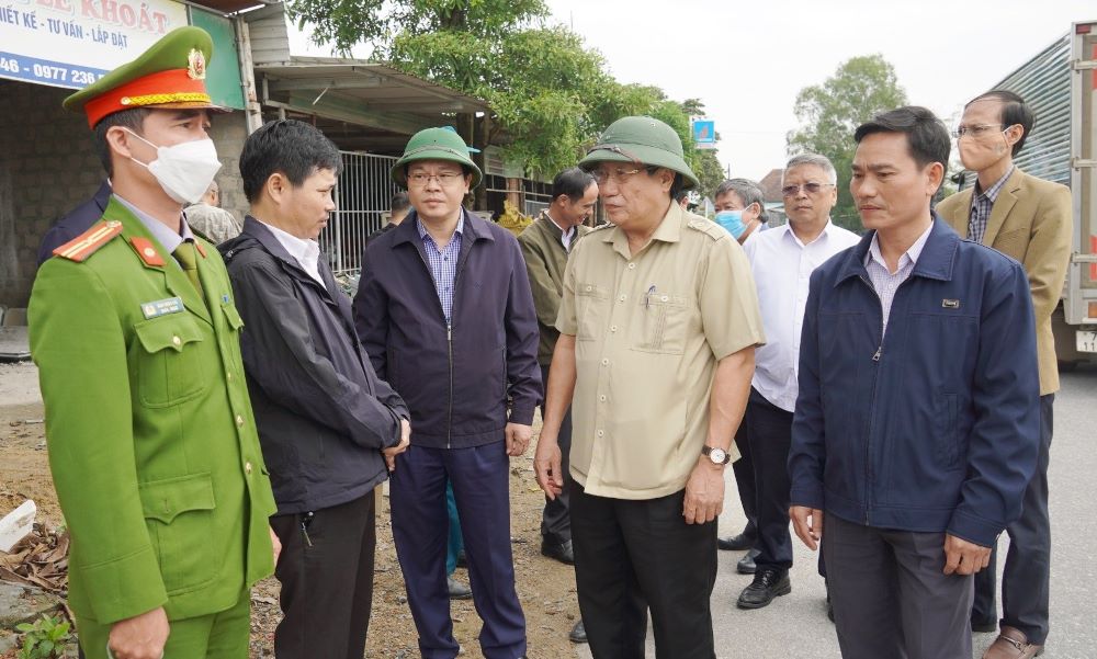 Lãnh đạo tỉnh Quảng Trị và các đơn vị kiểm tra việc phòng chống dịch bệnh. Ảnh: Tiến Nhất.