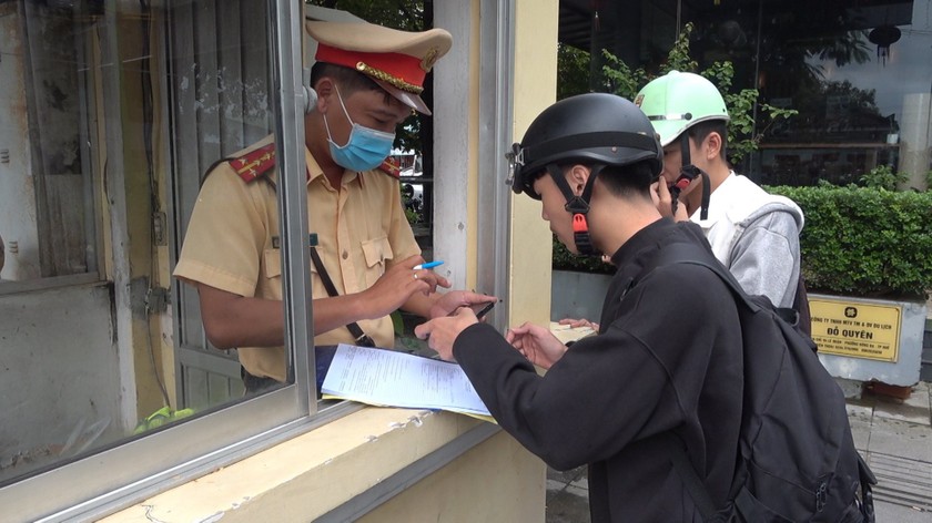 Học sinh vi phạm Luật Giao thông đường bộ bị lực lượng CSGT ở Thừa Thiên Huế xử lý.