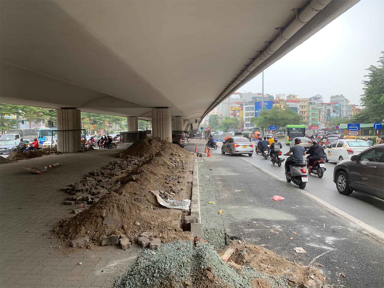 Việc thi công đã cơ bản hoàn thiện, các phương tiện đã được phép lưu thông tại làn đường mở rộng. Ảnh: Nhật Minh