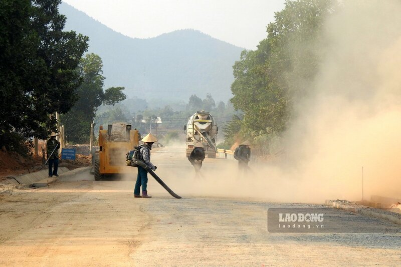 Sau khi rải các lớp đá dăm và lu lèn, nhà thầu thi công sẽ làm sạch bụi bẩn trên mặt đường và tiến hành thảm nhựa.