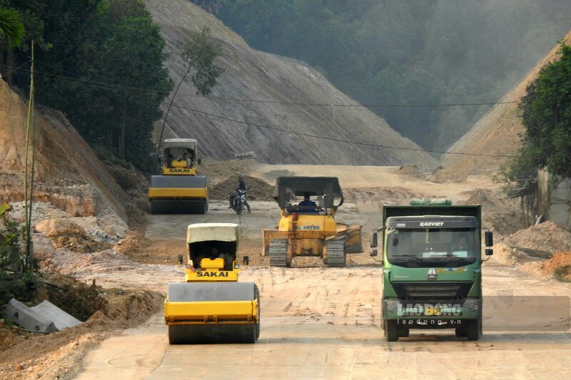 Với cả vị trí mới hoàn thành giải phóng mặt bằng, nhà thầu thi công đã đưa rất nhiều máy móc phương tiện, nguyên vật liệu đến để “tạo hình” tuyến đường.