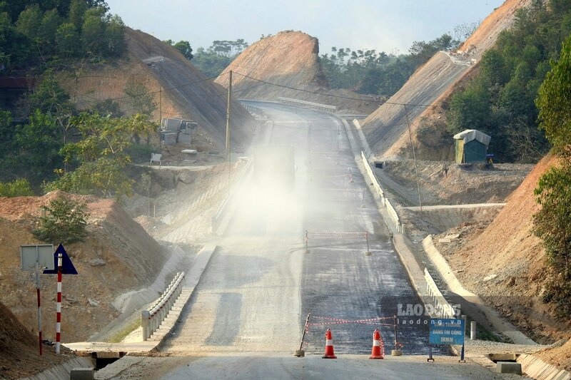 Những ngày giữa tháng 12, đi trên tuyến đường giao thông liên vùng kết nối đường Hồ Chí Minh với Quốc lộ 70B, Quốc lộ 32C tỉnh Phú Thọ đi tỉnh Yên Bái trị giá hơn 1.900 tỉ đồng đang thi công, phóng viên Báo Lao Động ghi nhận, nhà thầu thi công đang khẩn trương hoàn thành các đoạn, vị trí cuối cùng vừa được giải phóng mặt bằng trên tuyến đường.