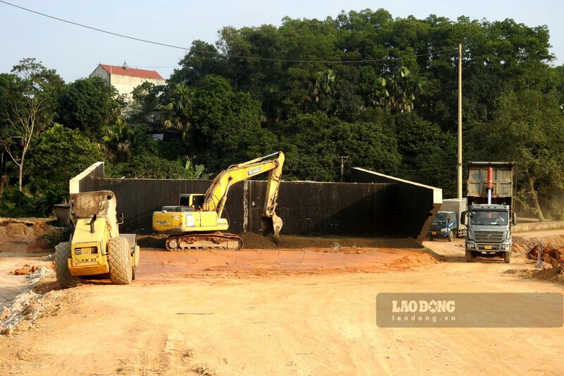 “Nhà thầu sẽ cố gắng đẩy nhanh tiến độ thi công, mục tiêu vẫn là đến hết năm 2023 sẽ thông tuyến và hoàn thành cơ bản các hạng mục, người dân sẽ có thể đi lại được” - ông Tuấn chia sẻ.