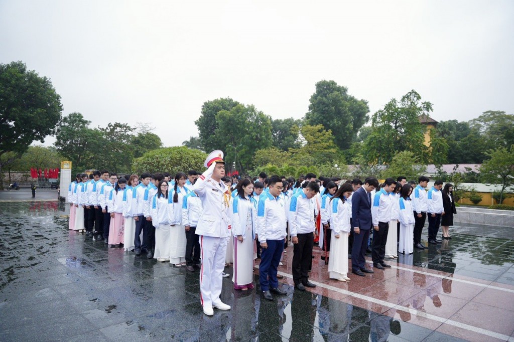 Đoàn đại biểu sinh viên Việt Nam báo công dâng Bác