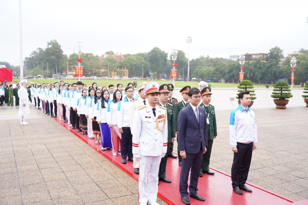 Đoàn đại biểu sinh viên Việt Nam báo công dâng Bác