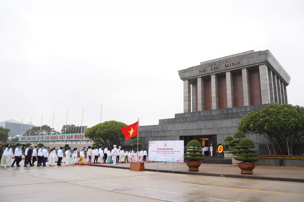 Đoàn đại biểu sinh viên Việt Nam báo công dâng Bác