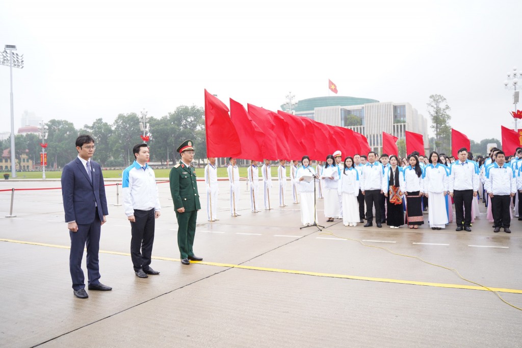 Đoàn đại biểu sinh viên Việt Nam báo công dâng Bác