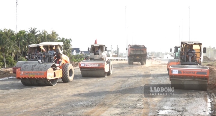 Số lượng lớn thiết bị, vật tư được huy động đến công trình cao tốc Mỹ Thuận - Cần Thơ.