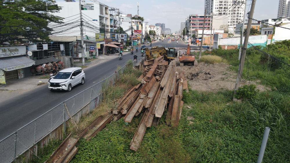 Theo ghi nhận của PV Lao Động, công trường “im lìm” không có dấu hiệu thi công. Máy móc, sắt thép, ống cống... phục vụ dự án nằm ngổn ngang, gỉ sét.