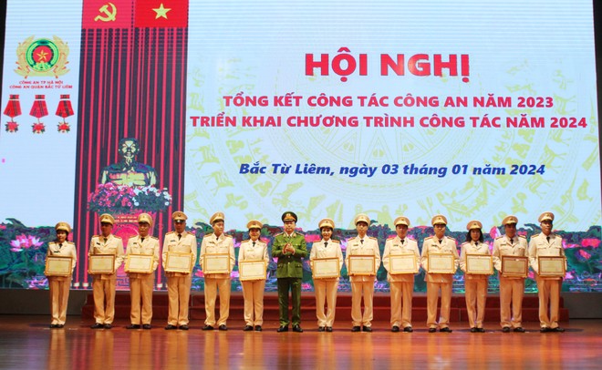 Thiếu tướng Nguyễn Hồng Ky tặng Bằng khen của Bộ Công an cho các tập thể, cá nhân...