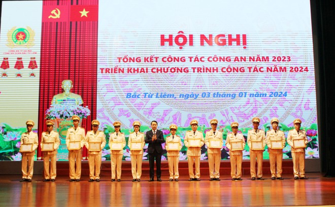 Ông Lưu Ngọc Hà, Bí thư Quận ủy Bắc Từ Liêm trao khen cho các tập thể, cá nhân