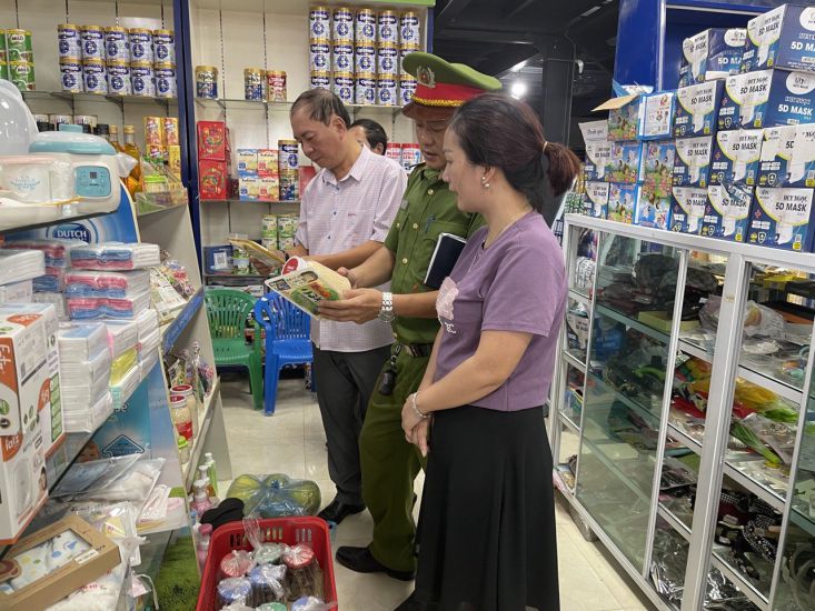 Đoàn kiểm tra liên ngành về Vệ sinh an toàn thực phẩm tỉnh kiểm tra an toàn thực phẩm trên địa bàn Hà Tĩnh. Ảnh: Trần Tuấn