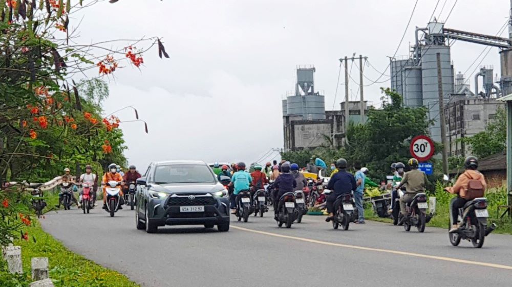 Ông Mai Minh Ngoan – Chánh văn phòng Ban An toàn giao thông TP Cần Thơ – cho biết, hiện nay Sở Giao thông TP đang được giao chủ trì vấn đề này. Sắp tới, Sở sẽ phối hợp với các đơn vị tiến hành khảo sát các địa điểm sử dụng lòng đường, vỉa hè để bố trí các gian hàng phục vụ Tết Nguyên đán.