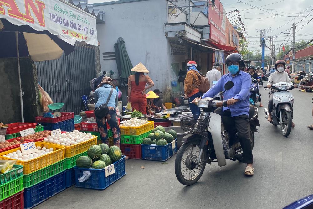 Việc hình thành chợ cóc khiến việc đi lại của người dân vào con hẻm này trở nên khó khăn. Đặc biệt, đây cũng là nơi ra vào thường xuyên của người thăm, khám tại bệnh viện Da liễu Cần Thơ.