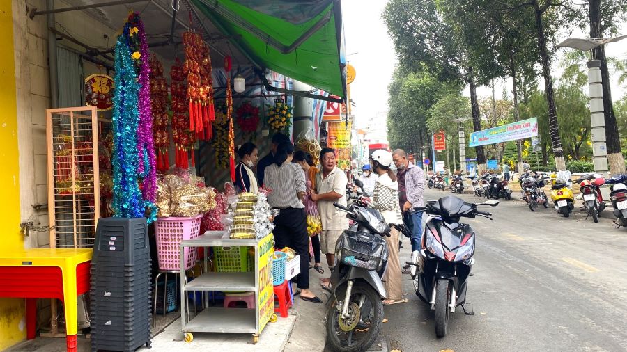 Còn hơn 20 ngày nữa là đến Tết Nguyên đán Giáp Thìn, thời điểm này hoạt động buôn bán hàng hóa, đặc biệt là những loại hàng hóa phục vụ cho dịp Tết đang có xu hướng tăng mạnh. Kéo theo đó là tình trạng lấn chiếm, chiếm dụng vỉa hè để bày bán hàng hóa diễn ra phức tạp.