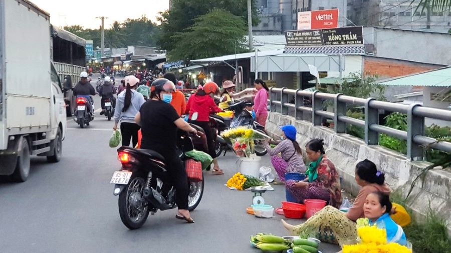 Tình trạng mua bán trên cầu diễn ra náo nhiệt mỗi ngày vào giờ tan tầm. Những người bán hàng dọn ra lúc 15h và bắt đầu đông khách từ 17h - 18h, khi công nhân tan ca.