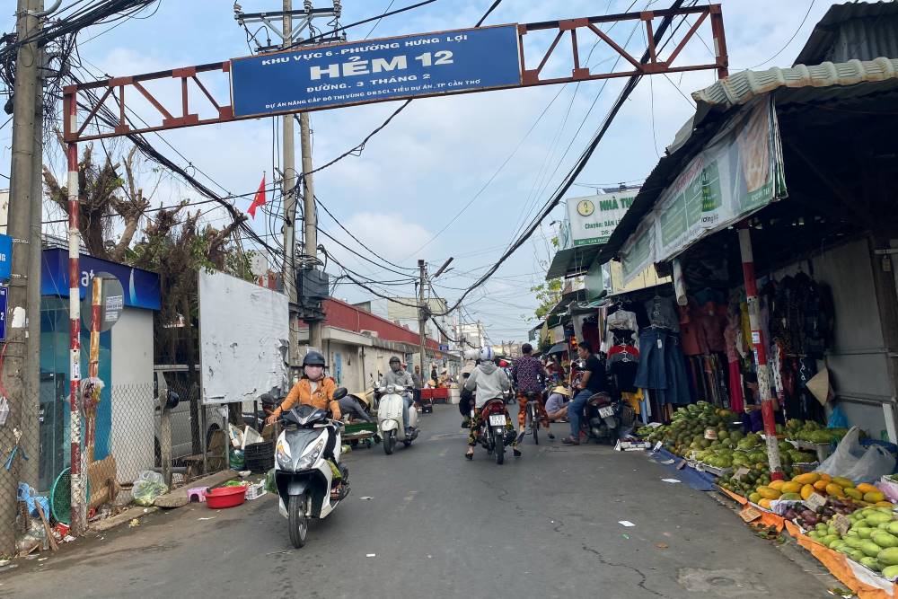 Tại hẻm 12 (phường Hưng Lợi), nơi đây thậm chí còn hình thành chợ cóc.