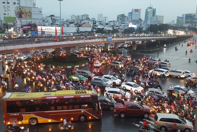 Ngã tư Hàng Xanh là một trong 24 điểm nóng ùn tắc giao thông ở TPHCM dù có cầu vượt. Ảnh: Anh Tú