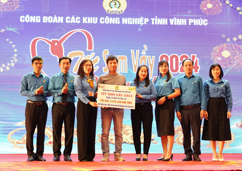 Chủ tịch Công đoàn Các KCN tỉnh Bành Hải Ninh trao vé tàu, xe tặng đoàn viên, người lao động về quê đón Tết.