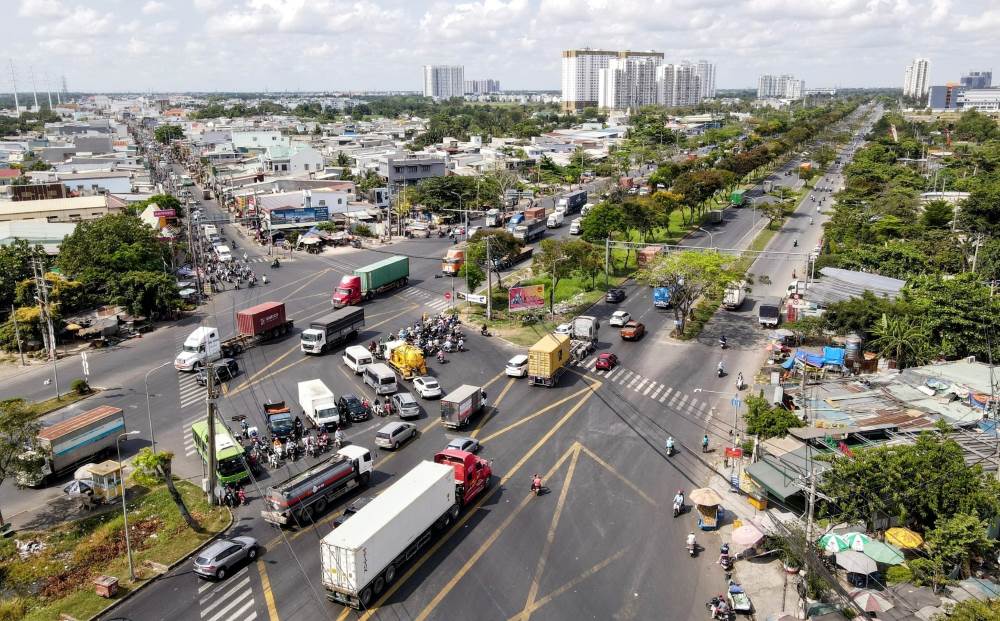 Cách đó gần 8km là giao lộ Nguyễn Văn Linh - Quốc lộ 50 (huyện Bình Chánh) cũng là một trong những khu vực thường xuyên xảy ra tai nạn giao thông của TPHCM.