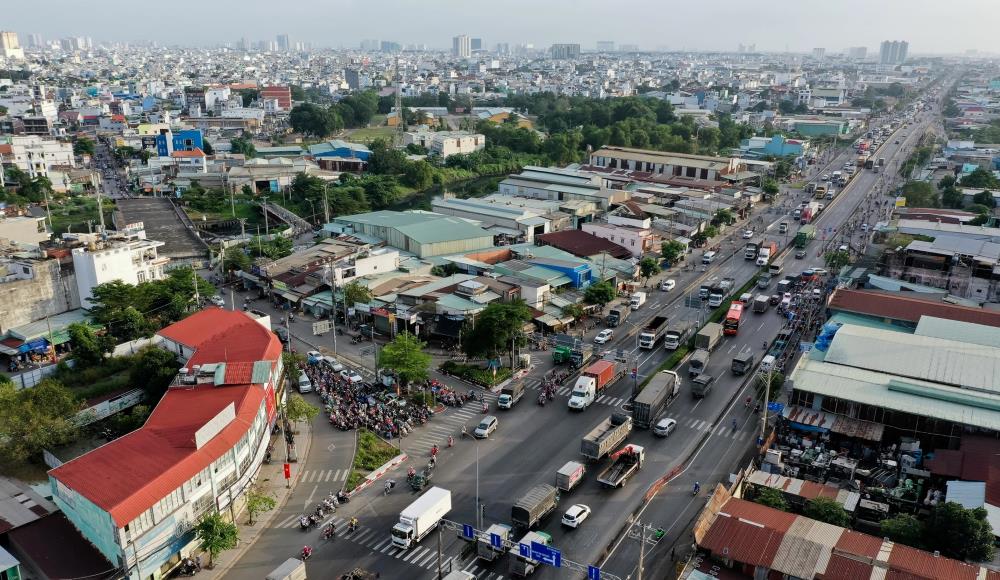 Cũng trên địa bàn quận Bình Tân, giao lộ Quốc lộ 1 - Tân Kỳ Tân Quý là điểm đen thường xuyên xảy ra các vụ tai nạn giao thông nghiêm trọng. Cụ thể, vào tháng 8.2023, một vụ va chạm giữa xe máy và xe khách khiến 2 người thương vong.