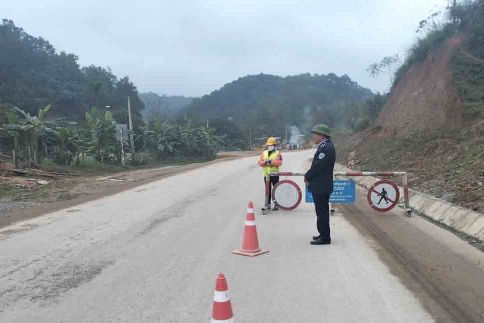 Lực lượng chức năng đã lập chốt thông báo đường bị sạt lở gây ách tắc hoàn toàn. Ảnh: Biên phòng.