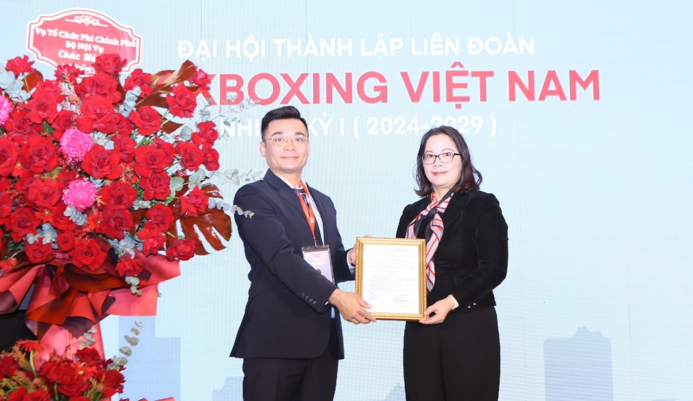 Đại diện Liên đoàn Kickboxing nhận quyết định thành lập. Ảnh: Bùi Lượng