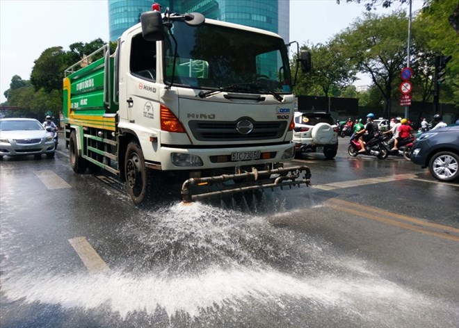 TPHCM dọn dẹp đường phố sạch sẽ để đón Tết