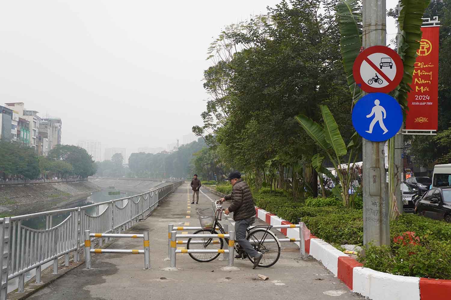 Hệ thống biển báo cấm ô tô, xe máy và ba lớp rào chắn cấm ở lối ra, vào của làn đường đã được hoàn thiện.