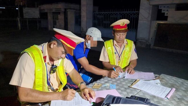 Vi phạm nồng độ cồn kịch khung, lái xe khăng khăng vẫn còn chừa đường về