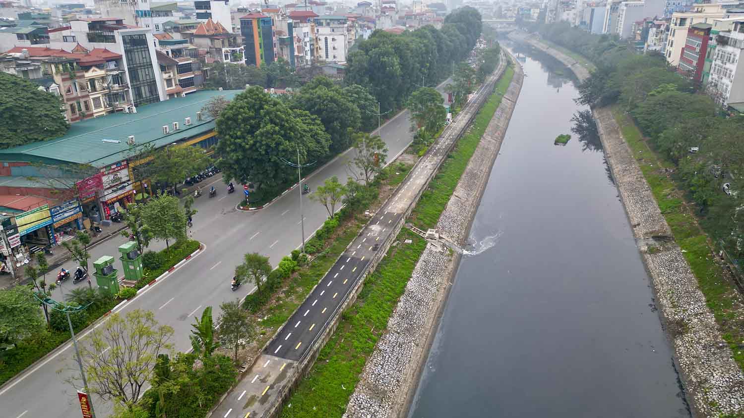 Làn đường bắt đầu từ Ngã Tư Sở đến Cầu Giấy dài 2,3km và rộng 4m, trong đó có 3m dành riêng cho người đi xe đạp và 1m dành cho người đi bộ.