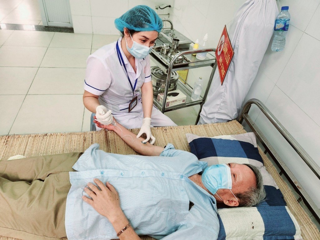 Chăm sóc bệnh nhân tại Trạm y tế xã Mai Lâm, huyện Đông Anh