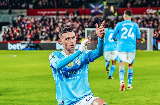 Foden lập hat-trick, Man City còn kém Liverpool 2 điểm