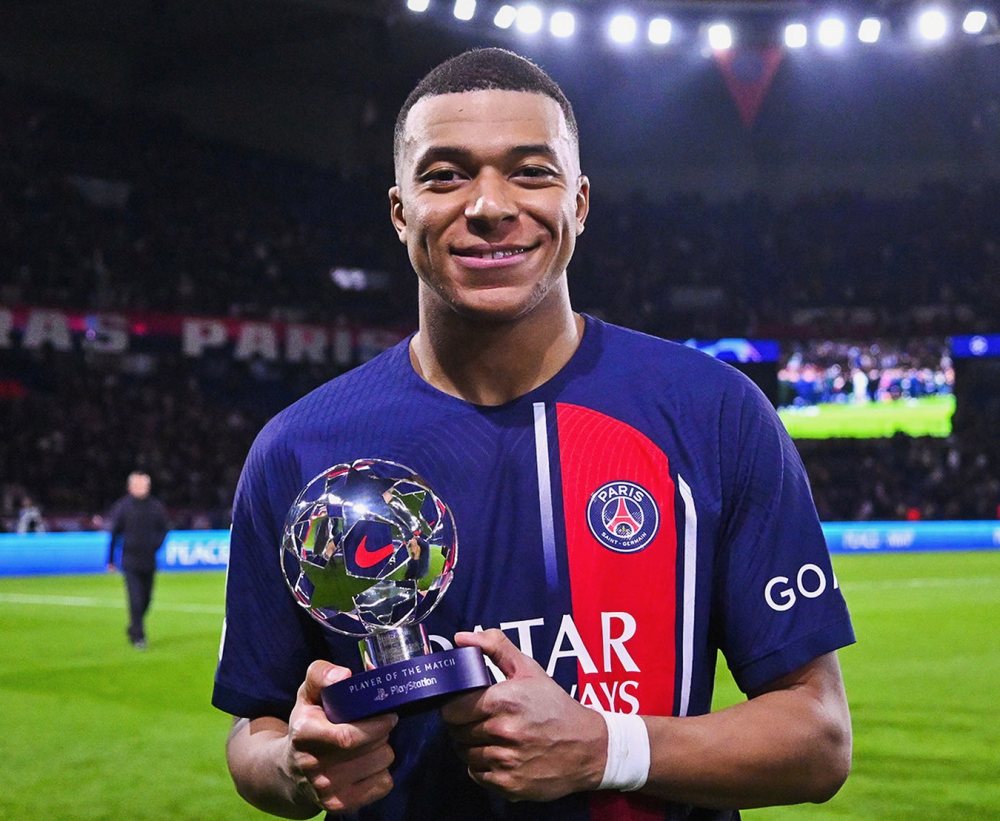 Kylian Mbappe nhận giải Cầu thủ xuất sắc nhất trận. Ảnh: PSG