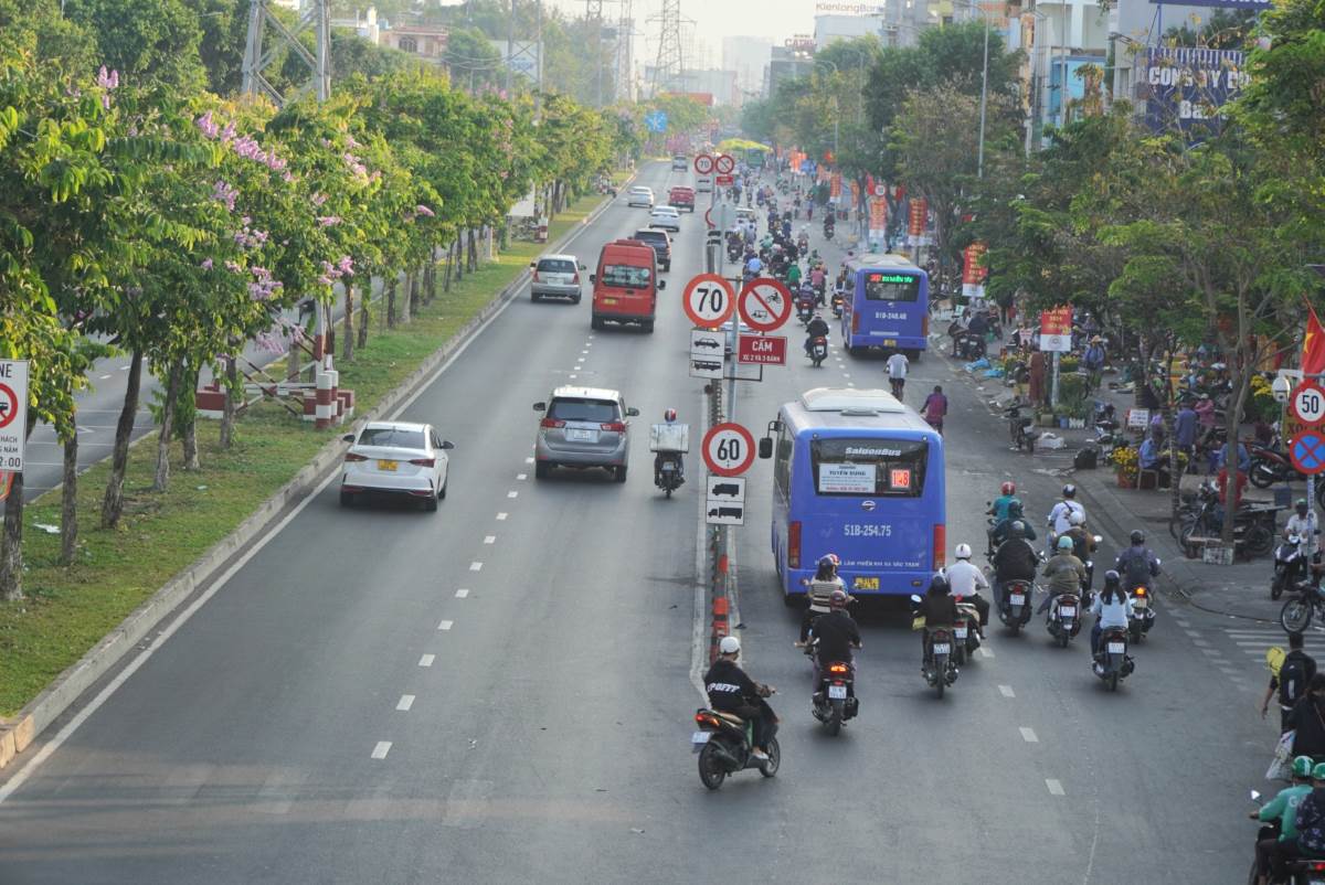 Việc nhiều công ty, doanh nghiệp chưa hoạt động trở lại sau Tết, cộng với việc học sinh ở TPHCM vẫn chưa trở lại trường là nguyên nhân khiến giao thông thành phố trở nên “dễ thở” trong thời gian sau Tết.