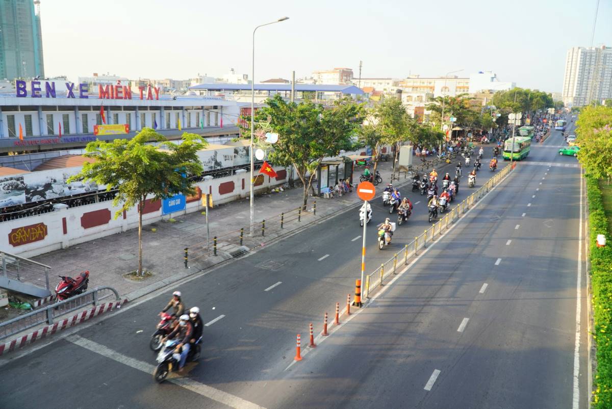 Đường Kinh Dương Vương (quận Bình Tân - cửa ngõ phía Tây thành phố) lúc 7h30 có khá ít phương tiện đi lại.