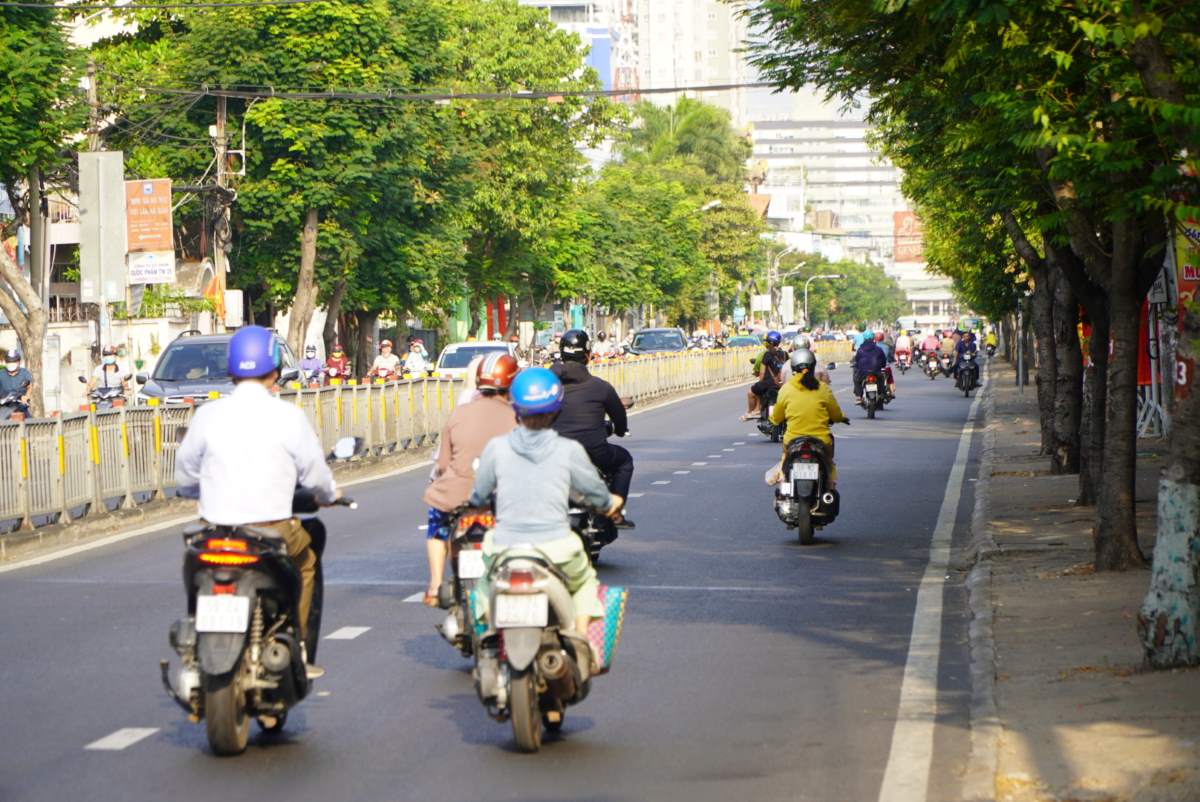 Đường Nguyễn Tất Thành  (Quận 4) vào lúc gần 8h. Đây là một trong những tuyến đường huyết mạch nối Quận 7, huyện Nhà Bè với Quận 1.