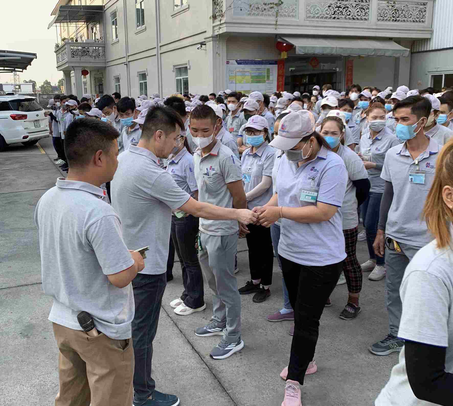 Lao động ở Bình Dương trở lại làm việc sau tết được lì xì. Ảnh: CĐCC