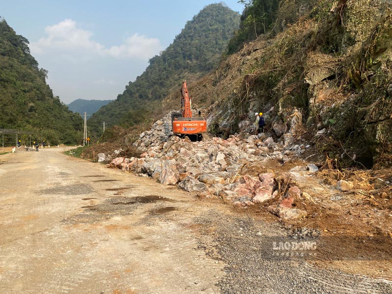 Những ngày nay tại khu vực triển khai dự án, các công nhân túc trực làm việc khẩn trương. Ảnh: Tân Văn.