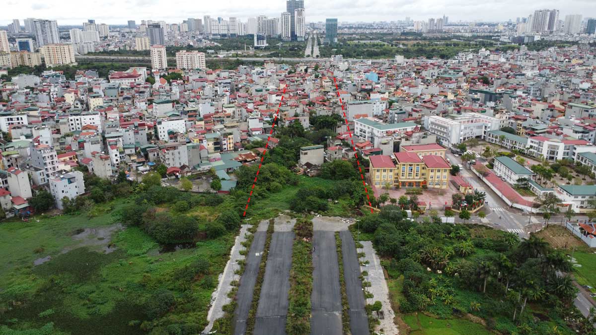 Trong khi đó, đoạn từ nút giao với đường Phạm Văn Đồng đến nút giao với đường Văn Tiến Dũng có chiều dài 3,3km và đã được khởi công vào tháng 12.2019, đến nay vẫn chưa hoàn thành. Ảnh: Hữu Chánh