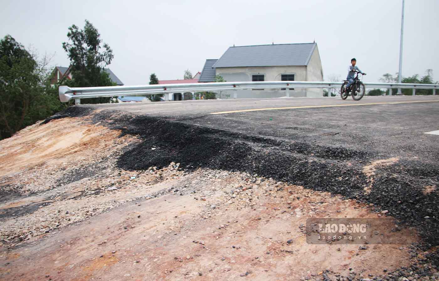 Cũng trong ngày 22.2, thông tin tới PV, một vị lãnh đạo Ban Quản lý dự án ĐTXD CTGT tỉnh Thái Nguyên cho biết, đường dẫn cầu Hoà Sơn bên địa phận tỉnh Thái Nguyên cũng là điểm đầu của dự án tuyến đường liên kết Thái Nguyên - Bắc Giang - Vĩnh Phúc dài hơn 42 km. Theo kế hoạch tuyến đường này phải hoàn thiện trong năm 2025.