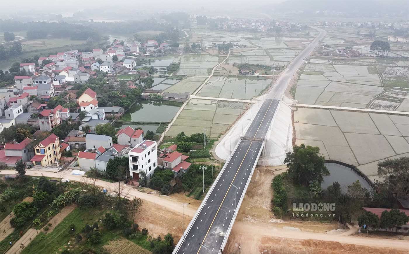 “Đường dẫn bên phía Bắc Giang đã hoàn thiện, tuy nhiên phía Thái Nguyên vẫn chưa xong nên chưa thể thông xe, hiện cho rào chắn 2 đầu để ngăn người và phương tiện qua lại. Chúng tôi đã trao đổi với Ban Quản lý dự án ĐTXD CTGT tỉnh Thái Nguyên để hoàn thiện đường dẫn để thông xe trong thời gian sớm nhất“, ông Hưng cho hay.